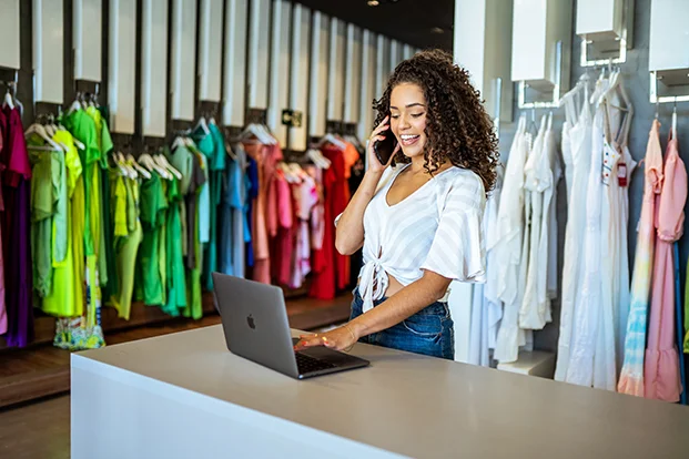 Innenansicht einer Boutique mit stimmungsvoller Beleuchtung