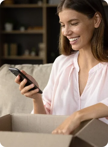 Kundin mit Smartphone und Paket